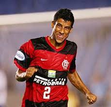 http://www.futebolparameninas.com.br/2011/01/05/leo-moura-torce-para-que-ronaldinho-gaucho-va-para-o-fla/