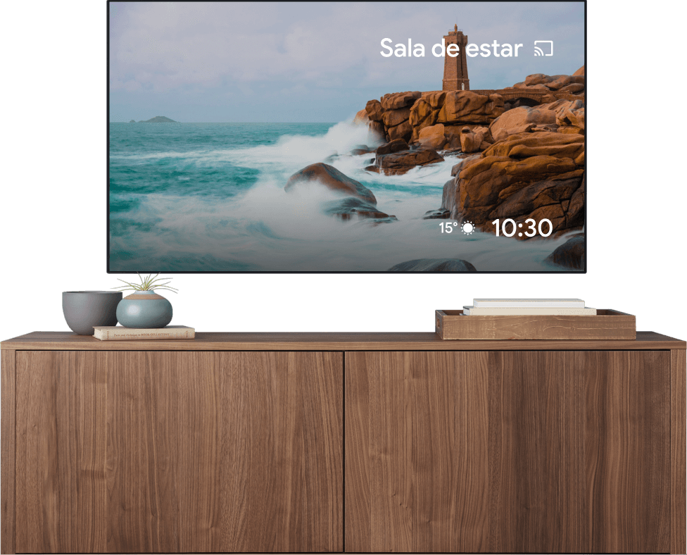 Tela de TV exibindo o vídeo de uma pessoa abrindo uma massa com um rolo e mostrando que o mesmo vídeo está sendo transmitido de um laptop.